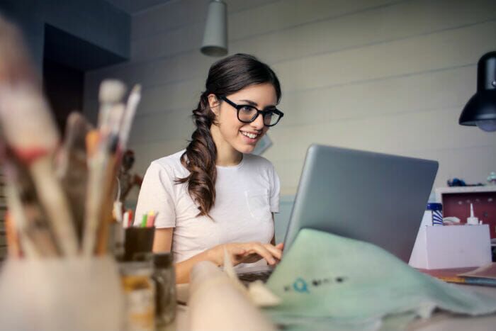 What Does An Administrative Assistant Do? (And How You Can Become One)