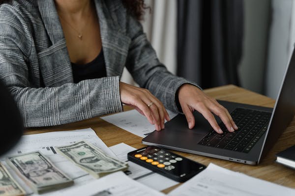 How to Become an Accountant in Canada (Without a University Degree)